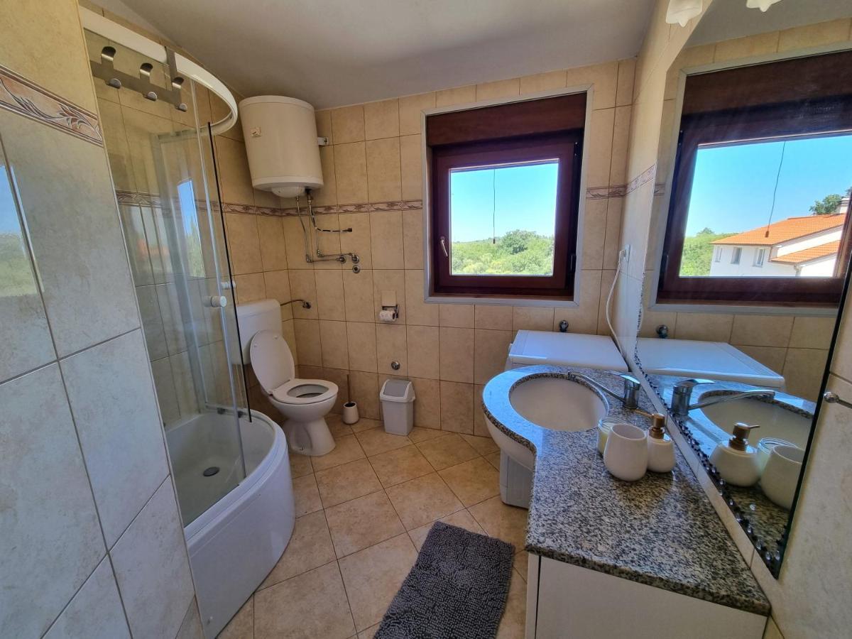 Sunny Apartment With Pool Шишан Екстер'єр фото